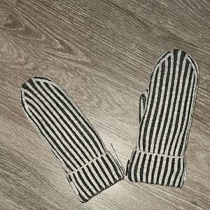 Lululemon Textured Fleece Lined Knit Mittens, Womens Sz M/L. Gorgeous, Sold Out